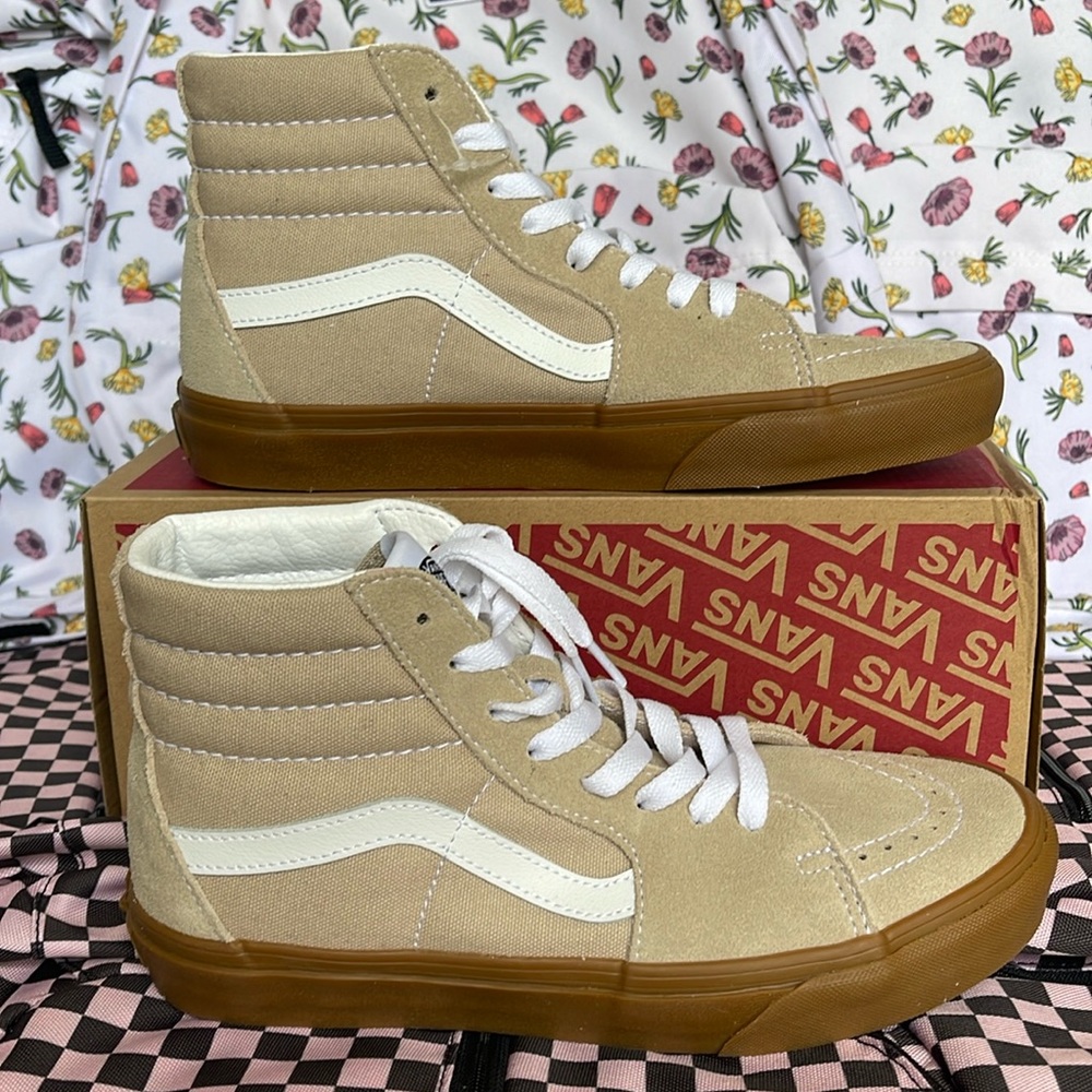 Vans WMNS Sk8-Hi
Humus/Gum
VN0A38GEVS8
Sneakers